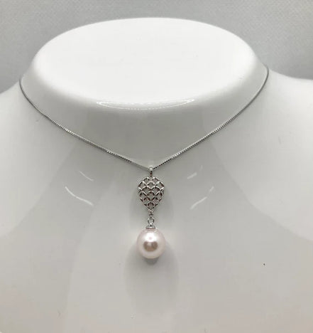 Collana in oro con perle e diamanti
